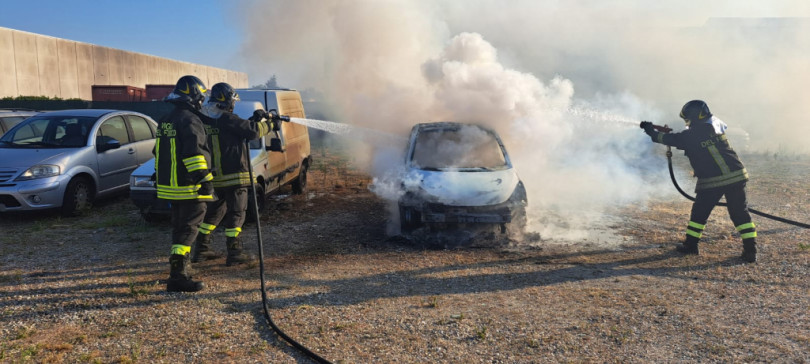 Completamente distrutta utilitaria che ha preso fuoco nel parcheggio di una concessionaria